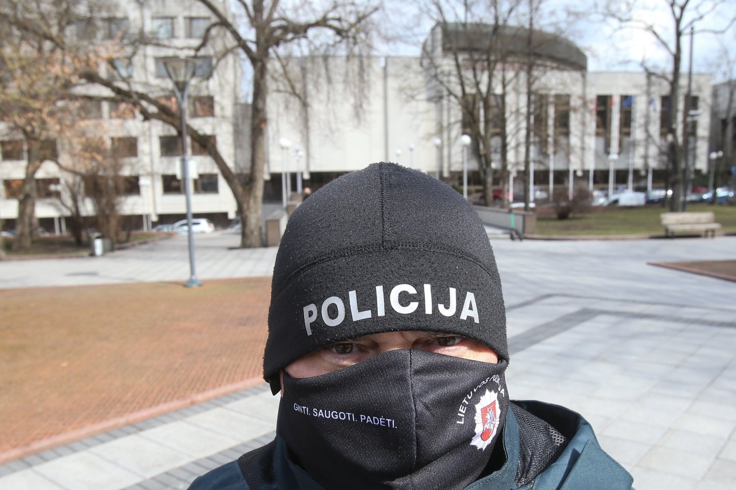 Judėjimo kontrolei tarp savivaldybių vykdyti iki šiol naudotas policijos „Stop“ ženklas trečiadienį buvo perkeltas prie Vyriausybės rūmų durų.<br>R.Danisevičiaus nuotr.