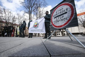 Judėjimo kontrolei vykdyti naudotas „Stop“ ženklas – prie Vyriausybės rūmų: policija surengė protesto akciją
