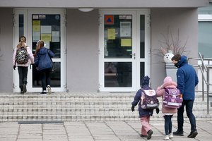 Kai kuriose savivaldybėse pradinukai į mokyklas vis dar grįš be COVID-19 testų – vadina tai „žaidimu su ugnimi“