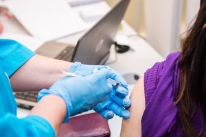 Paaiškino, kaip reaguoti į vakcinos nuo COVID-19 šalutinį poveikį, nurodė, kada skiepytis geriausia