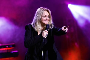 Dainininkę Bonnie Tyler virusas įkalino malonioje vietoje 