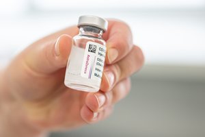 Jungtinė Karalystė: žmonėms iki 30 metų turėtų būti pasiūlyta „AstraZeneca“ skiepų alternatyva