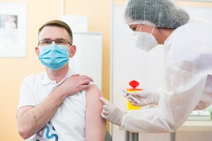 A. Dulkys ramina visuomenę dėl „AstraZeneca“: vakcinacija bus tęsiama, nauda viršija visas rizikas