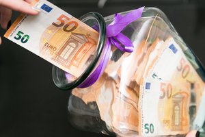 Lietuviai per pandemiją į kojines sukišo 3 milijardus eurų: tam įtakos turėjo padidėjusios algos ir pensijos