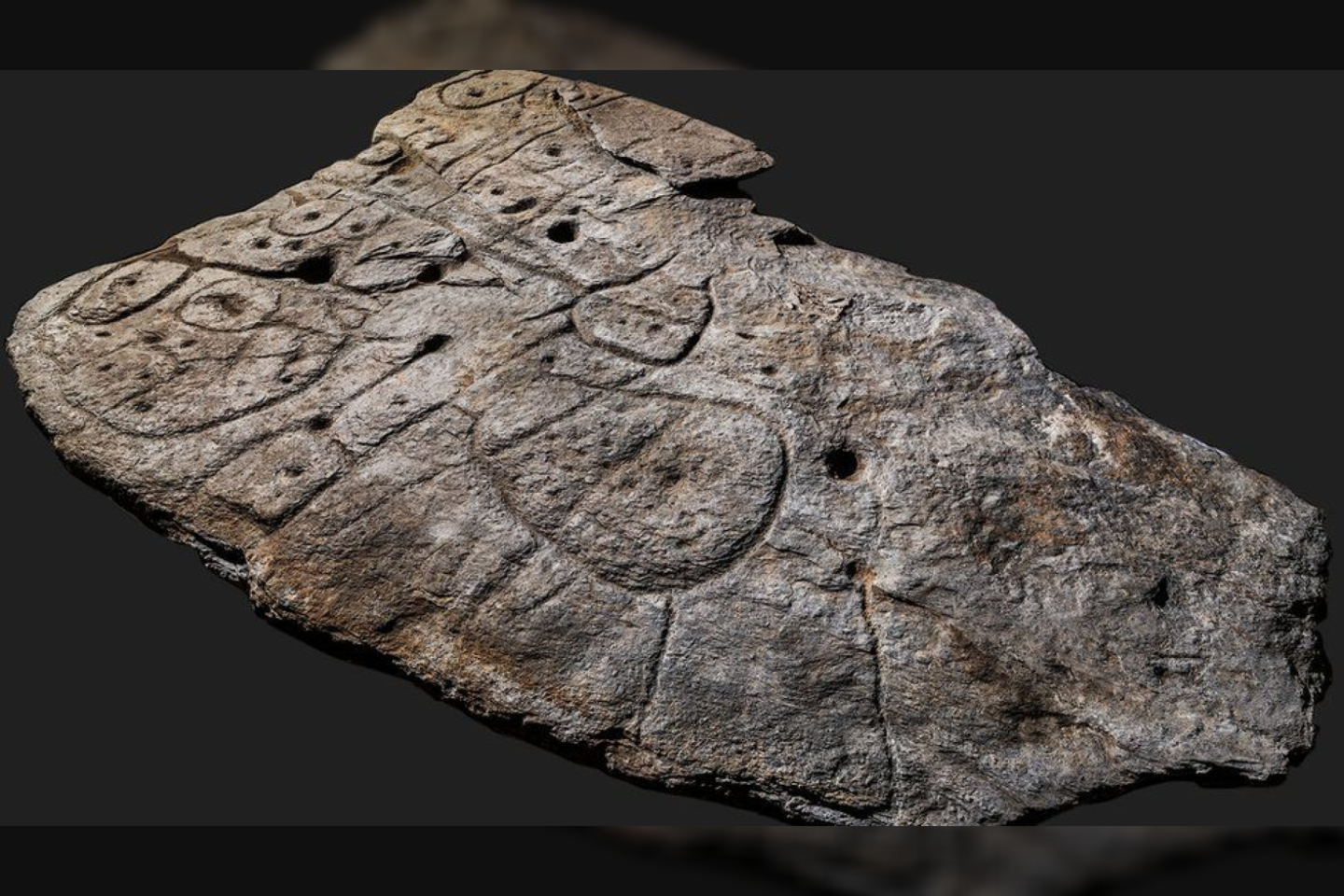  Tyrėjai teigia, kad iš naujo atrastas bronzos amžiaus laikų akmuo gali būti seniausias trimatis žemėlapis Europoje.<br> D. Gliksmano nuotr.