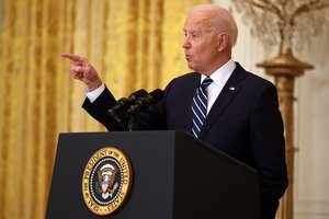 J. Bidenas pristatys naujas šaunamųjų ginklų kontrolės priemones