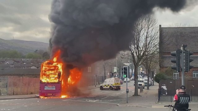 Užfiksuotos riaušių Šiaurės Airijoje pasekmės: minia sukilėlių padegė pagrobtą maršrutinį autobusą