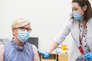 „AstraZeneca“ vakcinos netaupyti skatinanti I. Šimonytė žada kitą savaitę pristatyti Imuniteto pasą