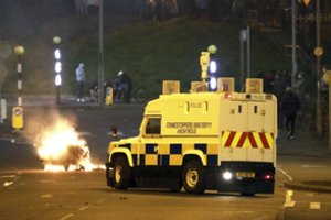 Šiaurės Airijos lyderiai pasmerkė besitęsiančius naktinius neramumus