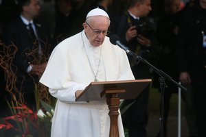 Popiežius kreipėsi į TVF ir Pasaulio banką, ragindamas sumažinti neturtingų šalių skolas
