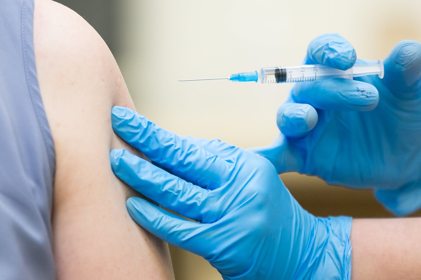 Leidus vakcinos likučiais skiepyti įmones, prabilo merai: „Norinčiųjų skiepytis turbūt turime daugiau nei vakcinos gausime“.<br>T.Bauro nuotr.