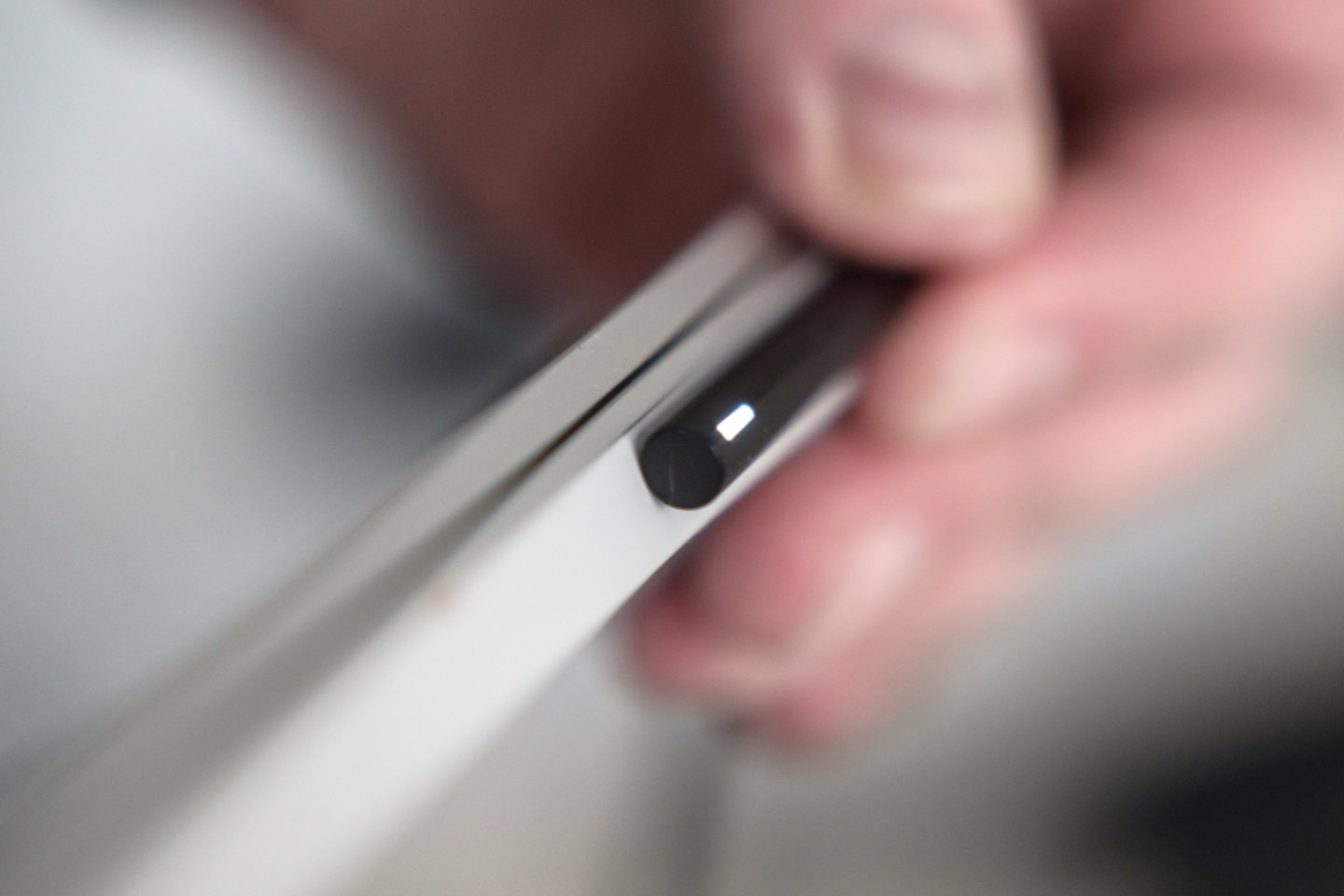 „Surface Laptop Go“ maitinimo jungtis yra ne tradicinė kompiuterinė – daugmaž įkišk laidą į kompiuterio korpusą – bet perimta iš „Surface“ serijos, magnetinė.<br> V. Skaraičio nuotr.
