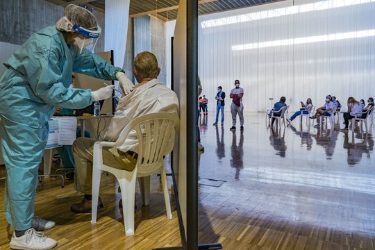 Įvertino SAM sprendimą po naujausių žinių nestabdyti skiepijimo „AstraZeneca“ ir privilegijas pasiskiepijusiems