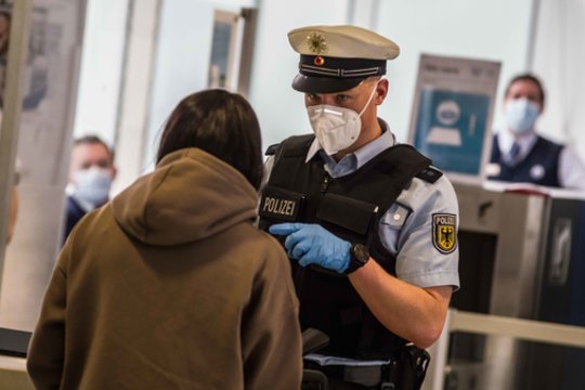 Išaiškinti du tinklalapiai, siūlantys suklastotus COVID-19 pasus