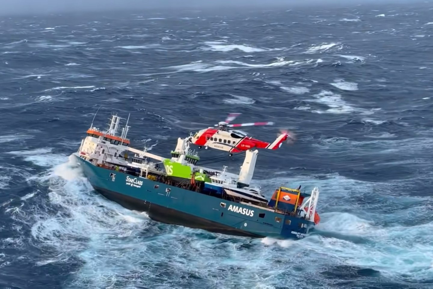 Norvegijos laivybos pareigūnai pradėjo plukdyti pavojingai dreifavusį Nyderlandų laivą.<br>Reuters/Scanpix nuotr.