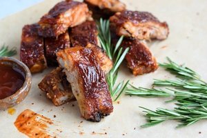 Burnoje tirpstantys kiaulienos šonkauliukai: receptas paprastas, o rezultatas – visuomet puikus