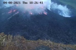 Karibuose dėl ugnikalnio išsiveržimo grėsmės evakuojami gyventojai