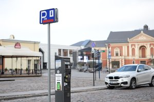 Susikibo dėl brangesnio automobilių statymo Klaipėdos senamiestyje: kodėl tai daroma per pandemiją?