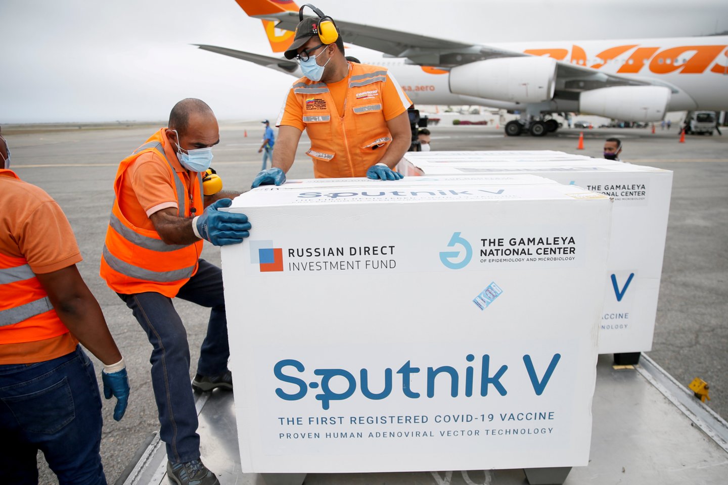 „Vakcinas „Sputnik V“, naudojamas apie 40 šalių visame pasaulyje, sieja tik pavadinimas“, – sakoma SUKL ataskaitoje.<br>Reuters/Scanpix nuotr.