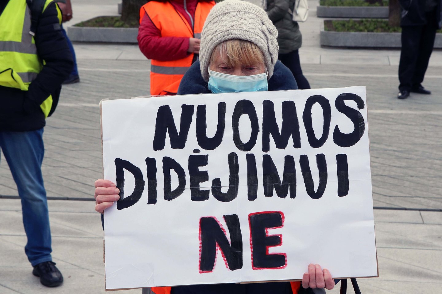  Kaune prie savivaldybės penktadienį žmonės protestavo dėl būstų nuomos kainų pakėlimo, kitų problemų. <br>M.Patašiaus nuotr.