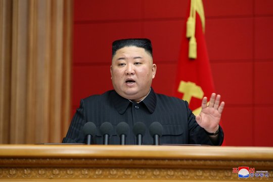 Šiaurės Korėja ruošiasi sunkiems laikams: Kim Jung Un situaciją lygino su badmečiu