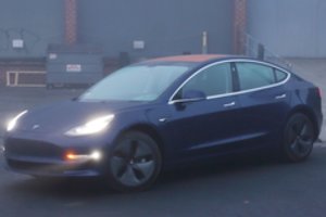 Kiek kilometrų tarp įkrovimų „Tesla Model 3“ įveikia -30°C šaltyje? 