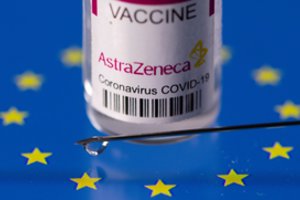 EVA aiškinasi galimus ryšius tarp „AstraZeneca“ vakcinos ir reto kraujagyslių susirgimo