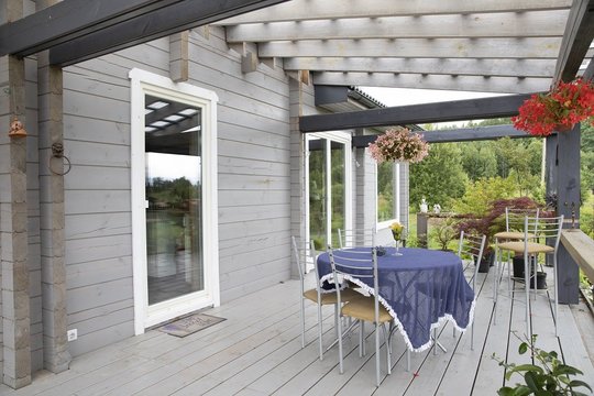 Dizaineriai juos vadina jaukumo karaliais – kainuoja nedaug, bet terasą pakeičia iš esmės: įsitikinkite