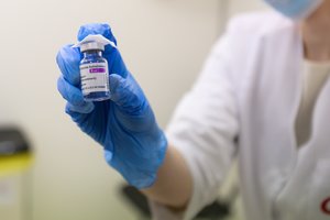 PSO: nėra duomenų apie COVID-19 vakcinos keitimą tarp dozių