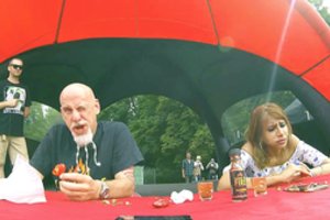 Karantinas išpopuliarino nepaprastą pramogą – paprikų valgytojai varžosi nepaisydami skausmų