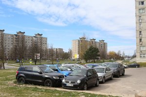 Per karantiną ėmė lietis skundai dėl automobilių: vilniečiai nebeturi kur įsprausti mašinų