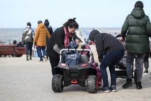 Pajuto laisvės skonį: panaikinus judėjimo ribojimus į Palangą savaitgaliui suskubo poilsiautojai