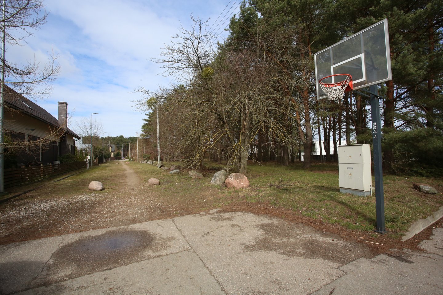 Kruonio gatvėje įrengta poilsio zona – prižiūrimas gamtos kampelis ir krepšinio lenta.<br>M.Patašiaus nuotr.