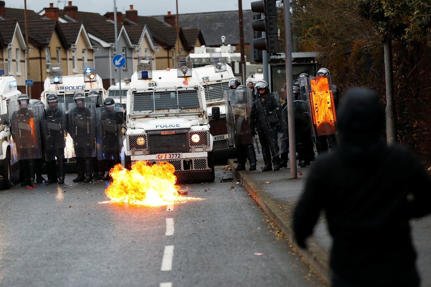 Pasak policijos, smurtas tęsėsi ir naktį į šeštadienį, nors ir mažesniu mastu, palyginti su anksčiau šią savaitę kitose Belfasto dalyse vykusiais susirėmimais.<br>REUTERS/Scanpix nuotr.