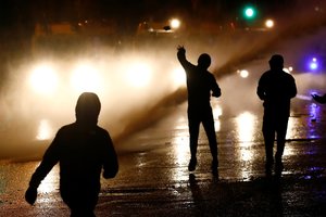 Airijos premjeras perspėjo dėl smurto eskalavimo neramumų apimtoje Šiaurės Airijoje