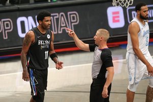 K. Irvingo ir D. Schroderio išvarymu pažymėtoje dvikovoje „Lakers“ pranoko „Nets“