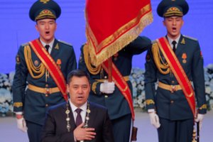 Kirgizai balsuoja dėl konstitucijos, kuria bus išplėsti prezidento įgaliojimai