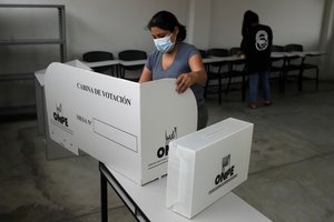 Peru renkamas naujas prezidentas, nepaisant vėl įsisiautėjusios pandemijos