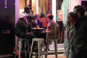 Anglijoje sušvelninti karantino apribojimai – atsidaro barai ir restoranai