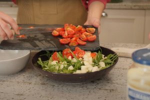 A. Ivanauskas pamokė, kaip sunaudoti maisto likučius: paruošė gaivias salotas su silke