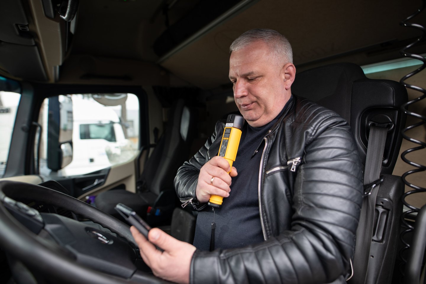 Lietuviai sukūrė mobilioms darbo vietoms skirtą neapgaunamą išmanųjį alkotesterį.<br>Pranešėjų spaudai nuotr.