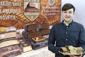 Amato išmokė seneliai – prireikus per parą malkinėje krosnyje iškepa toną duonos