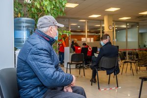 Kviečia skiepytis nuo COVID-19: skelbia savivaldybių vakcinacijos centrų kontaktus