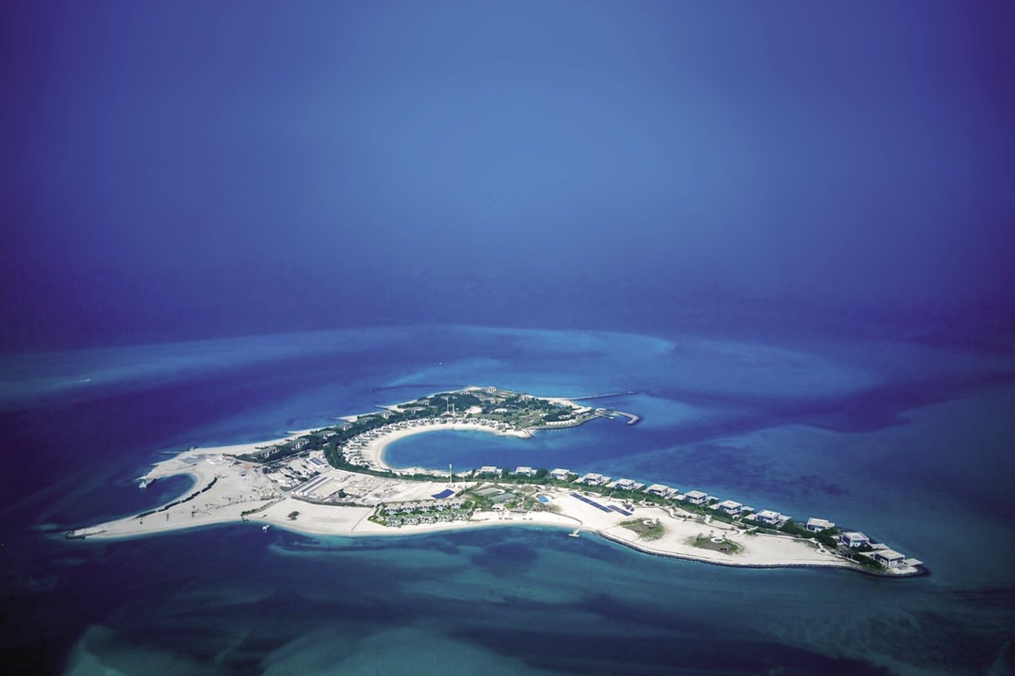 Nuostabaus grožio Nurajaus sala, kur dabar gyvena Juanas Carlosas I, dar vadinama ir Jungtinių Arabų Emyratų Maldyvais.<br>Scanpix nuotr.