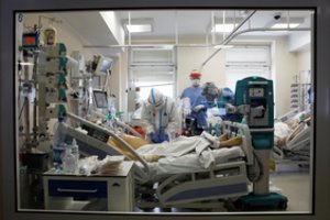 Tyrimai: britiškoji koronaviruso atmaina nėra siejama su sunkesne COVID-19 forma