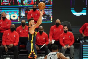 NBA naktis: nutrūkusi „Jazz“ namų serija ir S. Curry įrašas „Warriors“ istorijoje