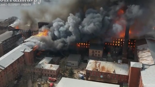 Sankt Peterburgo istoriniame fabrike užfiksuotas didžiulis gaisras: žuvo vienas ugniagesys