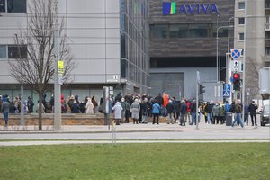 Vilniuje – milžiniškos eilės laukiančių vakcinos: senjorai net nežiūri į paskirtą laiką