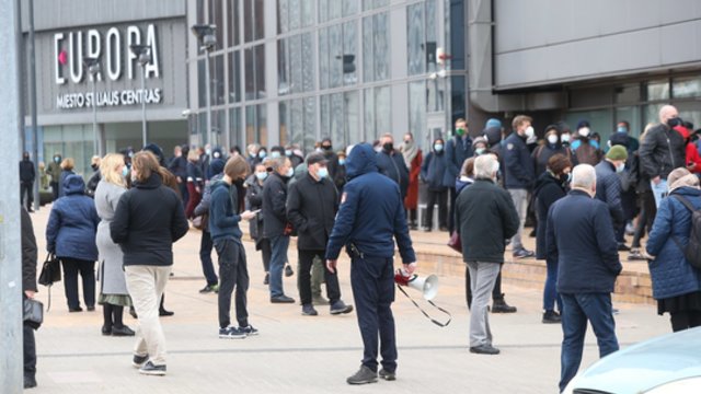 Prie vakcinacijos centro Vilniuje – milžiniškos eilės: senjorai ateina 8 valandomis anksčiau