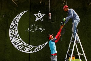 Musulmonai pradeda koronaviruso aptemdytą Ramadaną